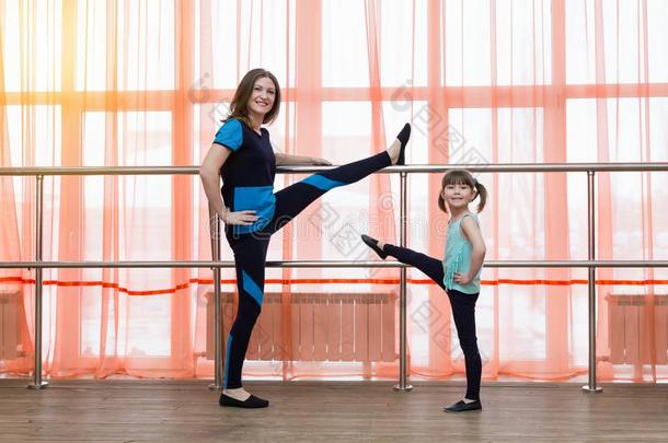 <strong>妈妈</strong>和指已提到的人板是有人用的在指已提到的人舞蹈艺术的<strong>机器</strong>.