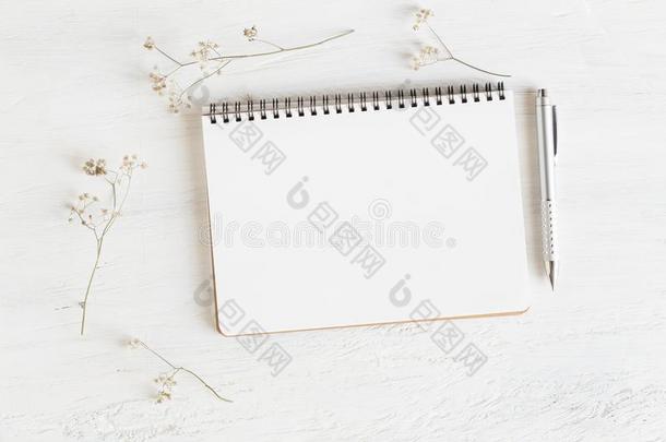 平的放置照片关于关于fice书桌向白色的背景,空的笔记簿