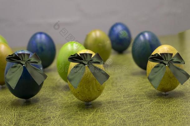 组关于富有<strong>色彩</strong>的糖果复活节卵有包装的采用箔和弓.