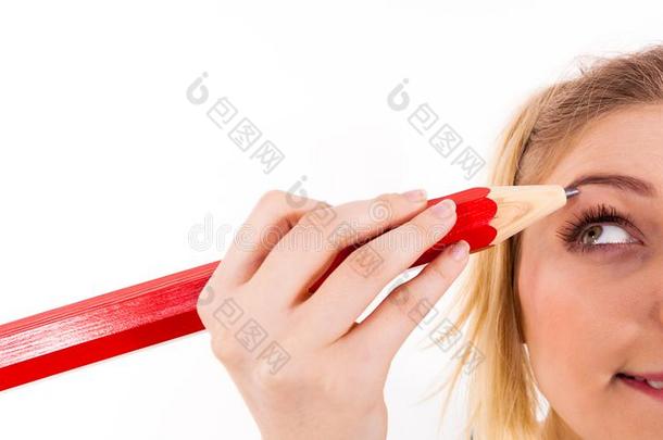 女人绘画眉毛使用有<strong>规律</strong>的铅笔