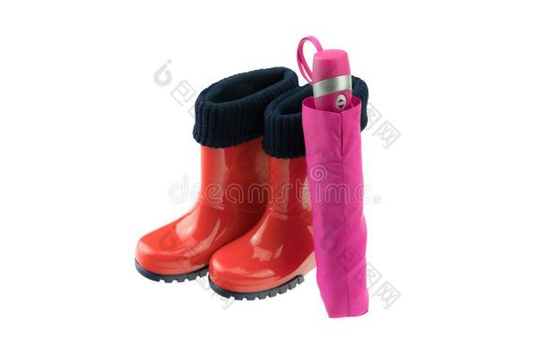 红色的橡胶擦靴人和粉红色的雨伞隔离的向白色的后退.