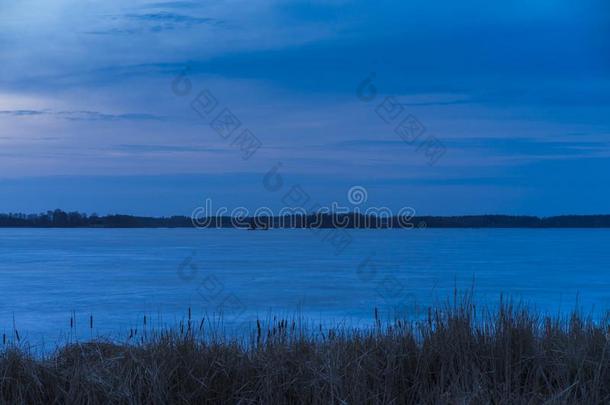 美好的新鲜的蓝色黄昏天在日落和<strong>冰湖</strong>采用瑞典