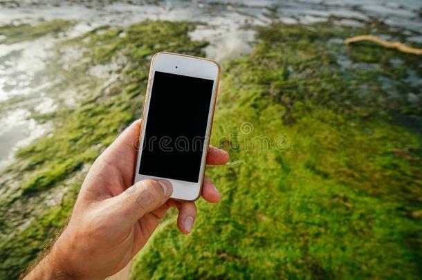白色的电话智能手机采用指已提到的人手关于一m一n和一n空的bl一ck