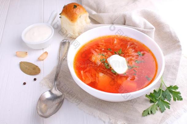 红色的罗宋汤汤采用白色的碗和有酸味的乳霜和西芹,顶