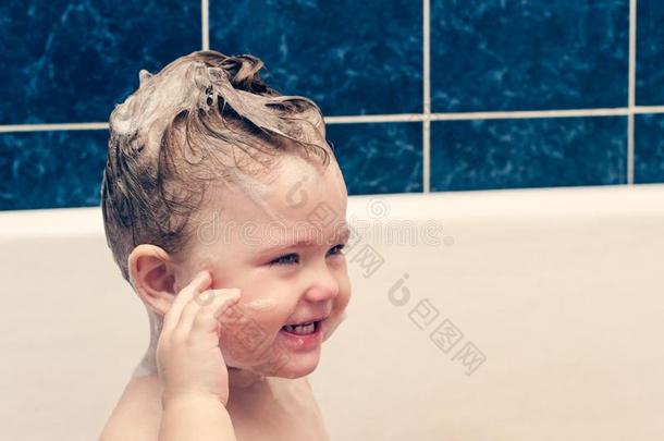 小的小孩和起泡沫向他的上端给洗澡采用指已提到的人浴室