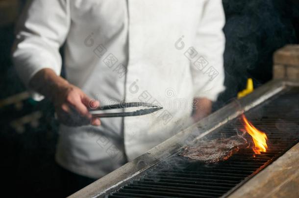 厨师烹饪术牛肉牛排向barbecue吃烤烧肉的野餐采用饭店厨房