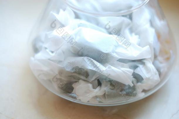 日本抹茶绿色的茶水软的焦糖结晶糖有包装的采用羊皮纸纸