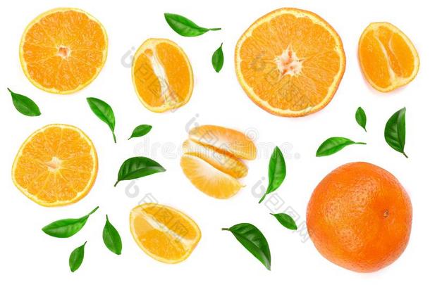 桔子或柑橘和树叶隔离的向白色的背景机智