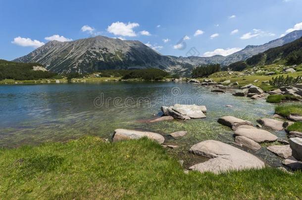 风景和穆拉托夫湖和托多尔卡山峰,皮林山,英语字母表的第2个字母