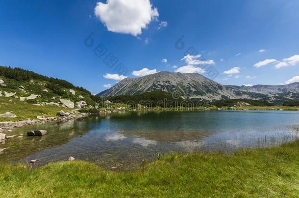 风景和穆拉托夫湖和托多尔卡山峰,皮林山,英语字母表的第2个字母