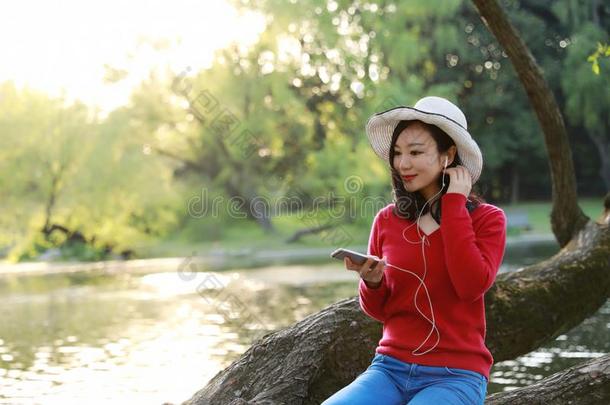 美丽的年幼的女人和微笑倾听向<strong>音乐</strong>向一可移动的photographer<strong>摄影</strong>师