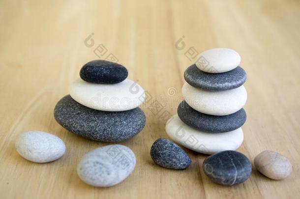 组关于黑暗的<strong>白色</strong>的和灰色的鹅<strong>卵石</strong>,两个有条纹的石冢