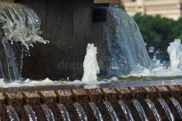 人造喷泉采用城市公园向热的夏一天