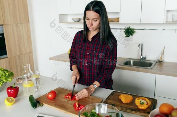 健康的食物家女人准备的蔬菜家厨房