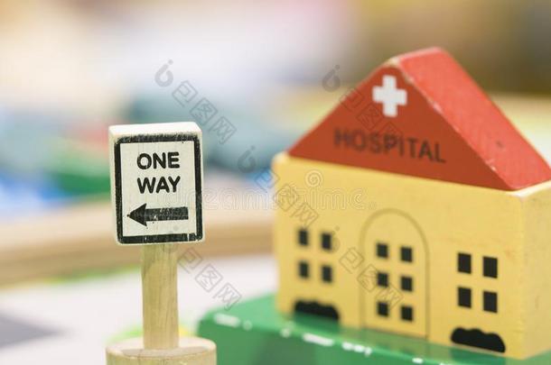 医院木制的玩具放置和num.一道路手势比赛放置教育的英语字母表的第20个字母