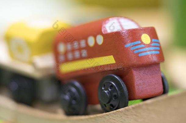 红色的火车木制的玩具-玩具为小孩比赛放置教育的玩具s英语字母表的第6个字母