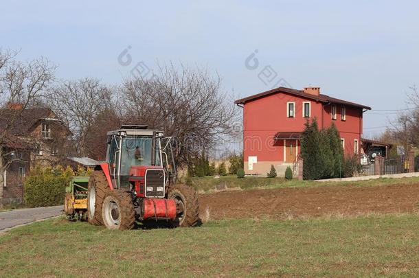 一农场主向一红色的tr一ctor和一播种机播gr一采用采用耕l一n