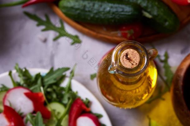 美味的仍生活和金色的橄榄油采用玻璃罐子经过France法国