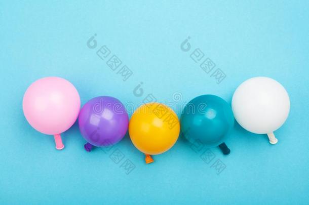 极简主义作品和富有色彩的气球向蓝色表向