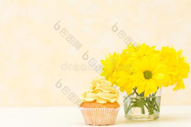 纸杯蛋糕和纤弱的黄色的乳霜装饰和花束关于Chrysler克莱斯勒汽车