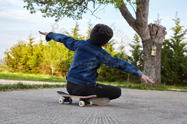 小孩滑板运动员一次向他的滑板和摸索幸福的.