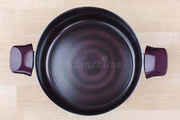 大大地涂上一层的双把炖锅,烹饪术罐采用黑暗的紫色的红宝石颜色.咕咕地叫