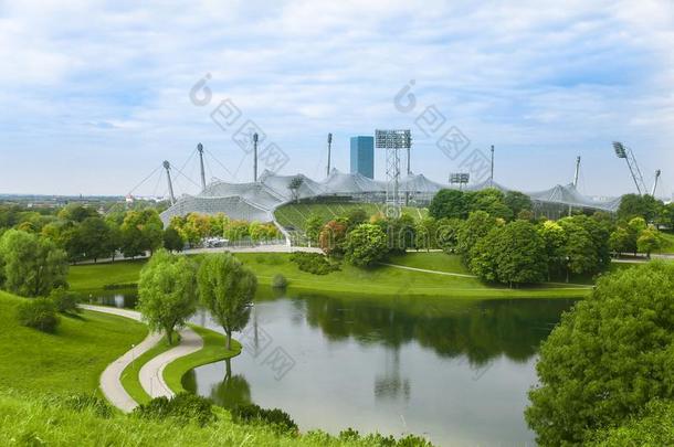 看法越过奥林匹亚帕克在慕尼黑,巴伐利亚,德国.绿色的公园