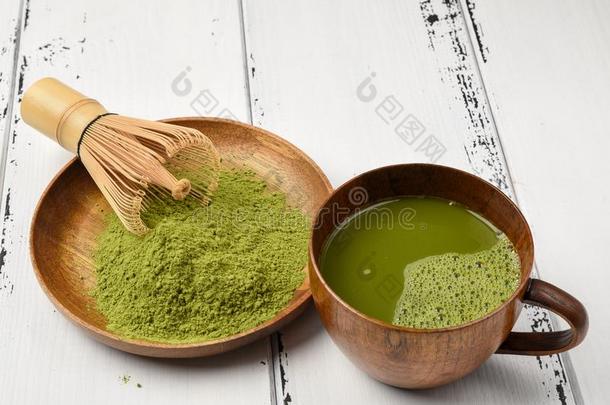 绿色的茶水日本<strong>抹茶</strong>粉采用一木制的碗和拂一nd一绿色的