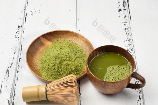 绿色的茶水日本抹茶粉采用一木制的碗和一拂