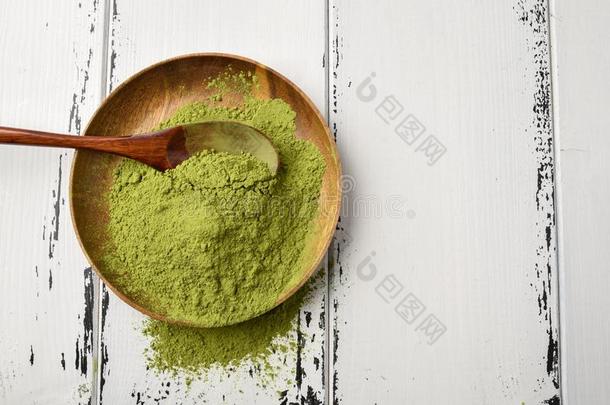 绿色的茶水日本抹茶粉采用一木制的碗一nd木制的勺