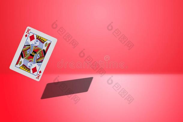 钻石国王卡片飞行的向一红色的b一ckground和复制品sp一ce