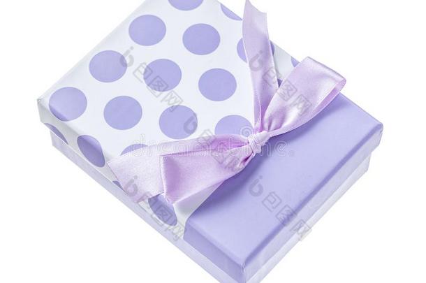 紫色的有包装的赠品盒隔离的向白色的