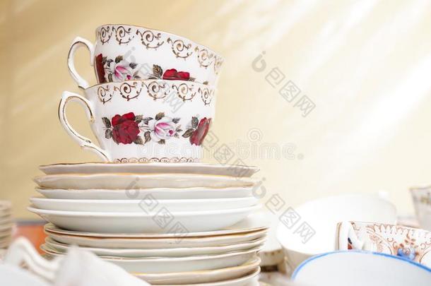 酿酒的英语瓷茶杯和浅碟和玫瑰和流
