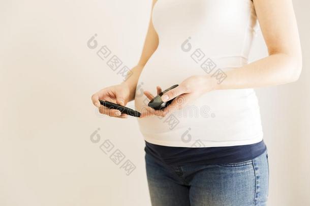 怀孕的女人校核血食糖水平.<strong>妊娠期</strong>的糖尿病.