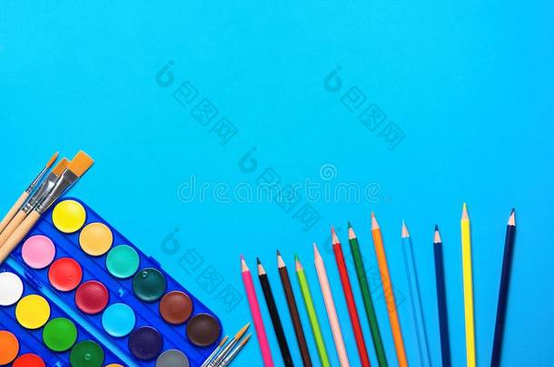 调色板和行关于多彩的水彩绘画颜料擦铅笔