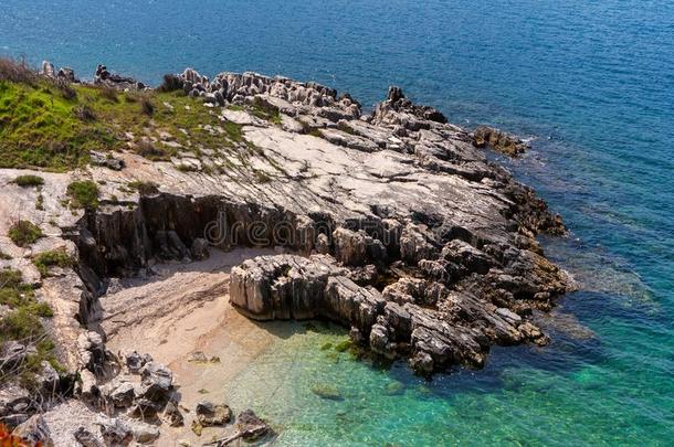美丽的多岩石的岸从卡西欧皮采用科孚岛,希腊