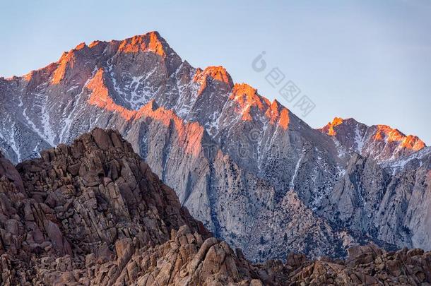 孤单的松树山峰看法向日出在亚拉巴马小山