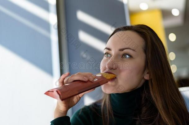 年幼的女人吃馅饼在指已提到的人小酒馆在午餐时间