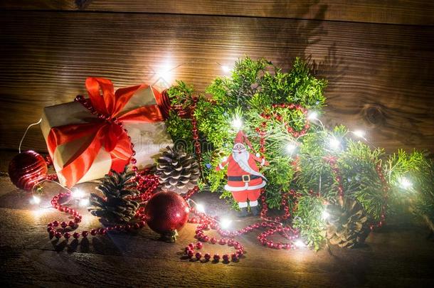 圣诞节仍生活和赠品盒和冷杉树树枝和假日