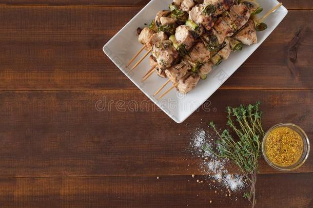 烤的鸡串肉扦.户外烧烤夏野餐郊游食物.烤的我