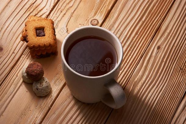 杯子关于茶水和甜饼干向木制的背景