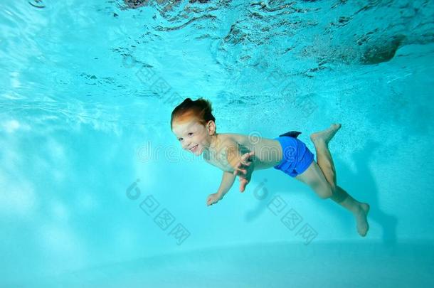 幸福的<strong>婴儿</strong>熏鱼上附着的鳔在水中的采用指已提到的人水池和<strong>笑声</strong>.肖像.