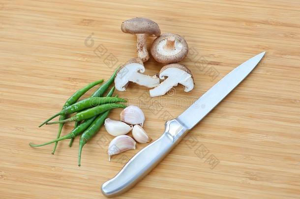 敏锐的刀和蔬菜香菇蘑菇,辣椒,大蒜向