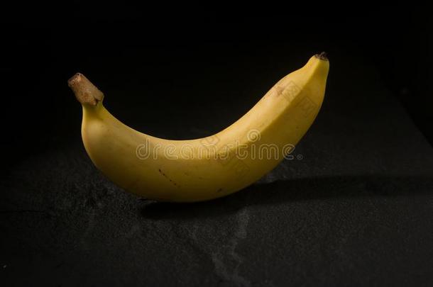新<strong>鲜的黄色的香蕉</strong>是（be<strong>的</strong>三单形式美味<strong>的</strong>