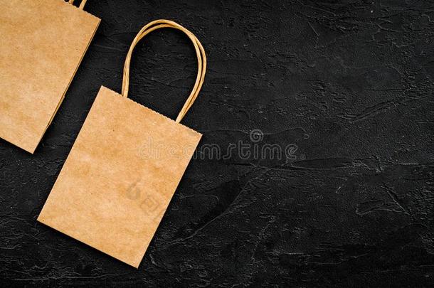 棕色的<strong>牛皮纸纸袋</strong>为购物向黑的背景顶看法