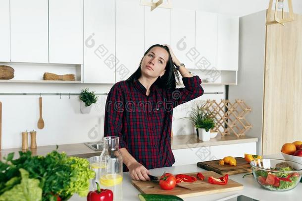 女人准备的蔬菜家厨房健康的食物家