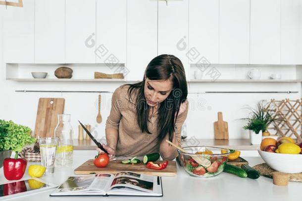 女人阅读食谱简单的夏沙拉食谱简单的健康的