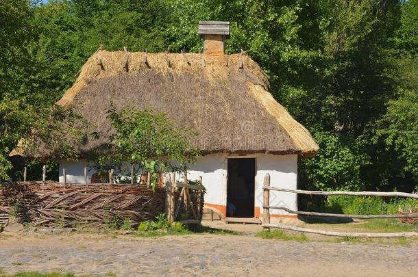 乌克兰人小屋和一柳条木制的栅栏