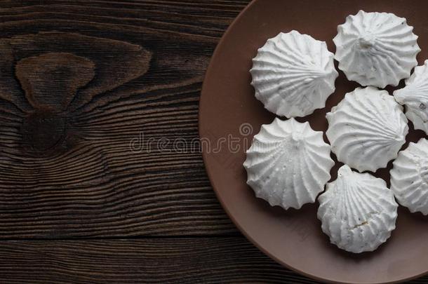 白色的和风蜀葵糖浆向瓷盘子