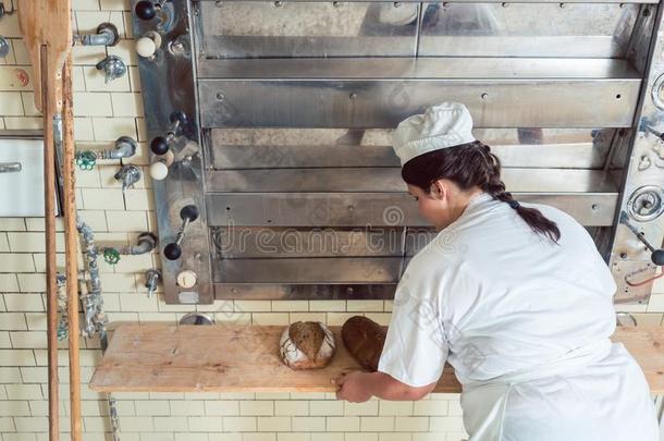 面包师女人获得面包游荡出局关于面包房烤箱